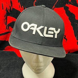 Oakley Flat Rim Snapback Cap. Very Good Condition . Black